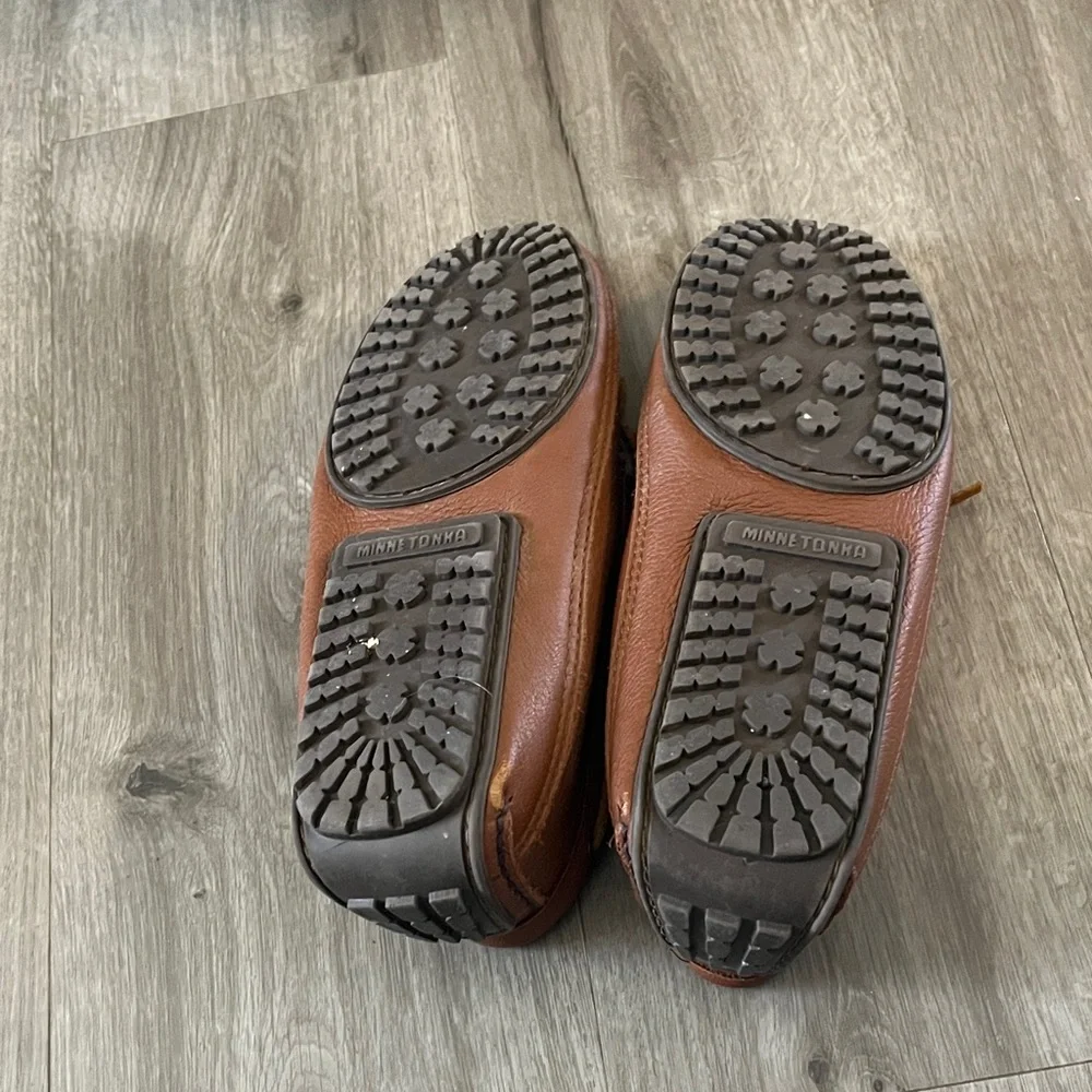 Minnetonka Tan Leather Men's Slip-Ons - Picture 2 of 6